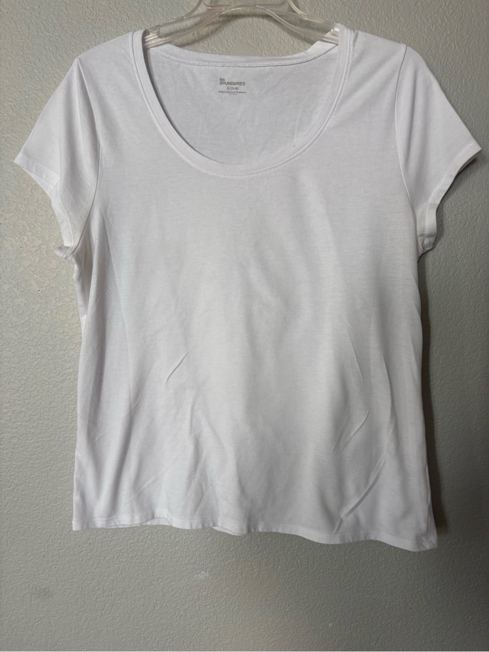 No Boundaries Women's White Scoop Neck Short Sleeve Tee